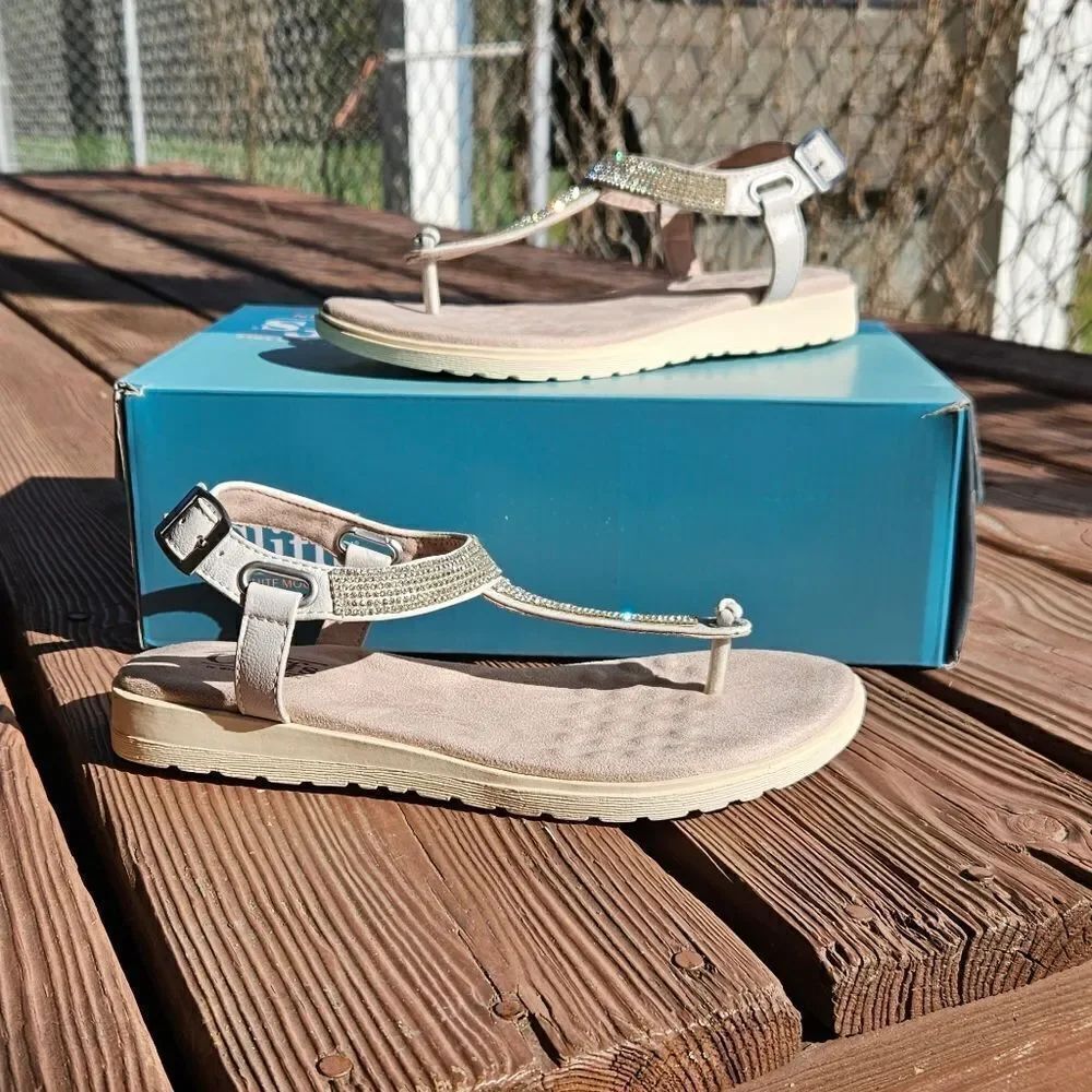 Cliffs Off-white with Crystals/Gems Sandals Size 6